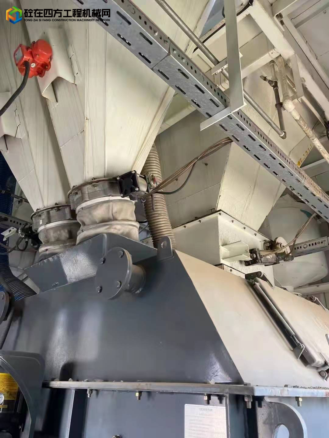 https://images.tongzsf.com/tong/truck_machine/20211217/161bbeb0f92c75.jpg